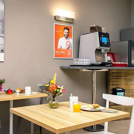 Adagio Access Centre 3*