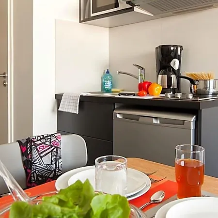 Adagio Access Centre נאנסי