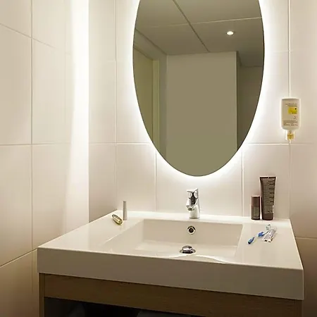 Adagio Access Centre 3*