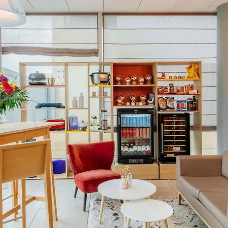 Adagio Access Centre נאנסי